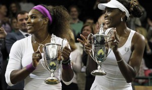 LONDRES (R. UNIDO). Las tenistas estadounidenses Serena (i) y Venus Williams levantan sus trofeos este sábado 7 de julio de 2012, tras ganar el juego de la final de dobles femenina ante Andrea Hlavackova y Lucie Hradecka de República Checa, en el Abierto de tenis de Wimbledon, en Londres (R. Unido).