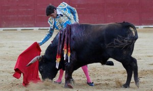 TERUEL, 07/07/2012.- El diestro francés Sebastian Castella da un derechazo a su astado durante el festejo con motivo de la Feria del Ángel en Teruel. Compartió cartel con los espadas Juan José Padilla y Francisco Rivera Ordóñez "Paquirri". Se lidiaron reses de "El Torreón".