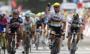 TOURNAI (BÉLGICA).- El ciclista británico Marc Cavendish (c), del equipo Radioshack, se proclama vencedor de la segunda etapa del Tour de Francia, entre las localidades de Vise y Tournai, Bélgica, por delante del australiano Matthew Harley Goss (d), del equipo Orica Greenedge, y del alemán Andre Greipel (i), del equipo Lotto-Belisol, este lunes 2 de julio de 2012.
