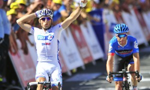 PAU (FRANCIA).- El corredor francés del equipo FDJ-Bigmat Pierrick Fedrigo (i) celebra su victoria este 16 de julio de 2012, tras entrar primero en la meta en la décimo quinta etapa del Tour de Francia que discurrió entre las localidades de Samatan y Pau.