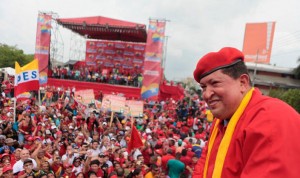 MARACAY (VENEZUELA). Fotografía cedida este domingo 1 de Julio de 2012, por el Palacio de Miraflores en la que se observa al presidente venezolano, Hugo Chávez, liderando la concentración del inicio de su campaña electoral en la ciudad de Maracay, Estado Aragua (Venezuela).
