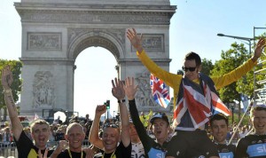 PARIS (FRANCIA), 22/07/2012.- El ciclista británico del equipo Sky Bradley Wiggins, a hombros de sus compañeros y arropado con una bandera británica celebran su victoria tras la vigésima y última etapa delTour de Francia 2012, disputada entre Rambouillet y París, Francia, este día 22 de julio de 2012.