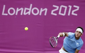 LONDRES (REINO UNIDO). El tenista argentino Juan Martin Del Potro durante el partido que ha disputado este miércoles contra el francés Gilles Simon en la quinta jornada de tenis de los juegos olímpicos de Londres 2012, disputado en Wimbledon .