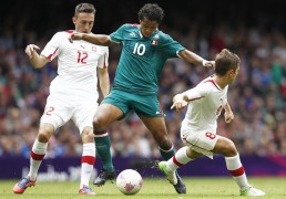 CARDIFF (REINO UNIDO). El jugador de México Giovani dos Santos trata de sortear a dos jugadores de Suiza en el partido entre México vs Suiza en los Juegos Olímpicos de Londres 2012, este 1 de agosto de 2012, en el Estadio del Milenio, en Cardiff, Reino Unido.