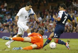 CARDIFF (REINO UNIDO). El jugador de Uruguay Luis Suarez (izq.) falla ante la salida del portero del Reino Unido Jack Butland en el partido entre Reino Unido vs Uruguay en los Juegos Olímpicos de Londres2012, este 1 de agosto de 2012, en el Estadio del Milenio, en Cardiff, Reino Unido.