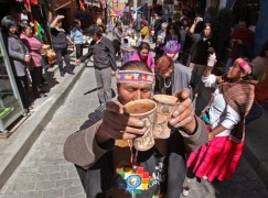 LA PAZ (BOLIVIA).- Una pareja de sacerdotes aimaras prepara una ofrenda dedicada en el mes de la Pachamama (Madre Tierra) para pedir buena cosecha en el área rural, el bienestar, la buena salud y trabajo en las ciudades. Los indígenas de la zona andina de Bolivia inauguraron el mes con ritos y ofrendas a la "Madre Tierra" para darle gracias por la cosecha de sus frutos, en ceremonias que se han extendido en ciudades como La Paz donde la gente también pide ser favorecida por la prosperidad o pide perdón por sus errores.