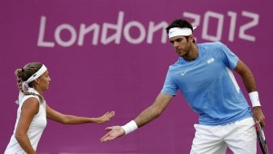 LONDRES (REINO UNIDO). Los tenistas argentinos Gisela Dulko y Juan Martín del Potro celebran un punto ante los rusos Elena Vesnina y Mijail Youzhny, a los que derrotaron en partido del torneo olímpico de tenis, categoría dobles mixtos, este miércoles en Wimbledon.