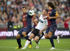 GOTENBURGO (SUECIA).- El defensa argentino del FC Barcelona Javier Mascherano (i) y su compañero el defensa Carles Puyol (d) luchan por el control del balón con Wayne Rooney del Manchester United durante el partido amistoso que ambos equipos han disputado en Gotenburgo, Suecia, este miércoles, 8 de agosto de 2012.