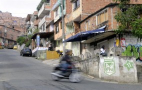 MEDELLÍN (COLOMBIA).- Fotografía del pasado 6 de agosto de 2012 una calle en el barrio Pablo Escobar en Medellín (Colombia). Casi veinte años después de la muerte de Escobar, el mayor narcotraficante de la historia de Colombia conserva un feudo en su ciudad natal, Medellín, donde los habitantes del barrio que lleva su nombre profesan por él una fe ciega que camufla el pasado violento del capo. ¡Aquí se respira paz!", reza el desconcertante mural que preside la entrada al barrio que fundó el jefe del cartel de Medellín para acoger a personas que malvivían en un vertedero, en plena campaña para ser elegido como representante en el Congreso de la República en 1982.