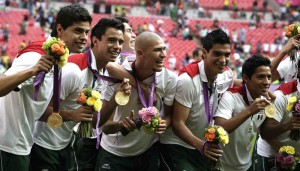 LONDRES (REINO UNIDO).- Los jugadores de México celebran su medalla de oro en el torneo olímpico de fútbol tras ganar la final a Brasil, este11 de agosto de 2012, en el Estadio de Wembley en Londres, Reino Unido.
