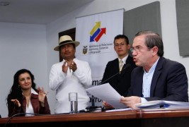 QUITO (ECUADOR).- El ministro ecuatoriano de Relaciones Exteriores, Ricardo Patiño (d), habla durante una rueda de prensa este jueves 16 de agosto de 2012, en la sede de la Cancillería, en Quito, donde anunció que el Gobierno de Ecuador concedió asilo al fundador de WikiLeaks, el australiano Julian Assange. Patiño, anunció la posibilidad de una reunión ministerial de la Alba y Unasur este fin de semana para tratar sobre lo que calificó como la "amenaza" del Reino Unido de detener a Julian Assange en la embajada ecuatoriana en Londres.
