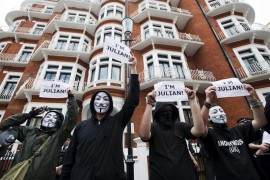 LONDRES (REINO UNIDO).- Seguidores del fundador de WikiLeaks, el australiano Julian Assange, se reúnen a la entrada de la embajada de Ecuador en Londres, Reino Unido, donde Assange permanece tras solicitar asilo político para evitar su extradición a Suecia. El Gobierno de Ecuador ha comunicado que ha concedido asilo a Julian Assange, y dijo "confiar" en que Londres otorgue las garantías y el salvoconducto pertinentes para que él pueda viajar a Quito.