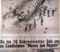 MONTEVIDEO (URUGUAY).- Detalle de la reproducción de un diario de la época que hace parte de la exposición "Uruguayos tenían que ser", este miércoles 22 de agosto de 2012, en Montevideo (Uruguay). El evento inaugura la muestra de ropas y utensilios de los 16 supervivientes uruguayos de la tragedia de los Andes, que permanecieron durante 73 días aislados en la cima de la cordillera tras un accidente aéreo en 1972, experiencia que se convirtió en "un manual de actitud ante la adversidad" .
