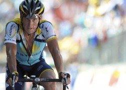 VERBIER (SUIZA).- Foto de archivo que muestra al ciclista estadounidense Lance Armstrong llegando a la línea de meta de la 15 etapa del Tour de Francia. La Agencia Antidopaje de Estados Unidos (USADA), anunció a través de su director ejecutivo Travis Tygart que, es suspendido de por vida a Armstrong, luego que el ciclista tejano anunciara que no ejercería su derecho a defenderse de las acusaciones de dopaje por considerar que son "injustas y una caza de brujas anticonstitucional".
