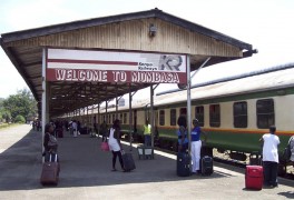 NAIROBI (KENIA).- Pasajeros descienden del "Tren Lunático" en la estación de ferrocarril de la ciudad costera keniana de Mombasa. Desde hace más de un siglo, el pitido del legendario tren retumba en Nairobi y evoca la gloria ya marchita de una locomotora que usaron famosos ávidos de aventuras como Theodore Roosevelt, Winston Churchill o Ernest Hemingway.