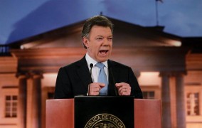 BOGOTÁ (COLOMBIA).- El presidente de Colombia, Juan Manuel Santos, habla durante una declaración a la prensa este lunes 27 de agosto de 2012, en Bogotá. El presidente Santos confirmó los acercamientos para entablar diálogos de paz con las FARC y señaló que el ELN también puede hacer parte de este proceso.