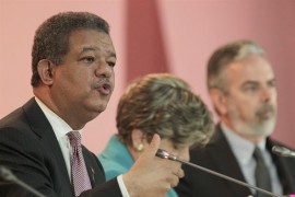 SAN SALVADOR (EL SALVADOR).- El expresidente de República Dominicana, Leonel Fernández (i), habla durante un debate en la jornada de clausura del trigésimo cuarto período de sesiones de la Comisión Económica para América Latina y el Caribe (CEPAL) este viernes 31 de agosto en San Salvador.