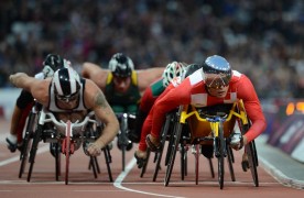 LONDRES (REINO UNIDO).- El suizo Marcel Hug (d) compite en la prueba de 5000 metros-T54 este viernes 31 de agosto, durante los Juegos Paralímpicos Londres 2012.