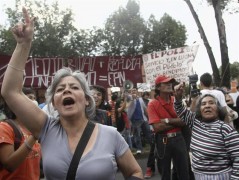 CIUDAD DE MÉXICO (MÉXICO).- Cientos de personas protestan frente a la sede del Tribunal Electoral del Poder Judicial de la Federación (TEPJF), este viernes 31, tras el acto de entrega de la constancia oficial como mandatario electo de Enrique Peña Nieto, en Ciudad de México. Peña Nieto asumirá la jefatura de Estado el 1 de diciembre en una ceremonia que se llevará a cabo en el Congreso y que marcará el regreso del PRI al poder después de 12 años en manos del conservador Partido Acción Nacional (PAN).