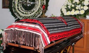 CIUDAD DE MÉXICO (MÉXICO).- Fotografía del féretro de la cantante mexicana de origen costarricenseChavela Vargas en una funeraria de Ciudad de México. Chavela Vargas murió este domingo a sus 93 años debido a una insuficiencia respiratoria aguda, a una bronconeumonía crónica y una falla renal crónica agudizada, según informó su médico, José Manuel Núñez. La artista, cuyo nombre real es Isabel Vargas Lizano, estuvo hospitalizada desde la semana pasada y atendida por el equipo médico encabezado por Núñez en el hospital Inovamed de Cuernavaca, capital del central estado de Morelos.