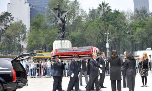 CIUDAD DE MÉXICO (MÉXICO).- Vista de féretro con los restos de la cantante Chavela Vargas a su llegada este martes, 7 de agosto de 2012, al Palacio de Bellas Artes de Ciudad de México durante el homenaje que se le rindió tras su muerte el pasado domingo.