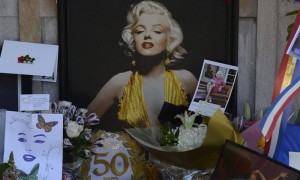 LOS ÁNGELES (CA,EEUU).- Fans de Marilyn Monroe depositan flores, fotografías y otros artículos junto a la cripta en el cementerio en Westwood, Los Ángeles, California (EEUU), y donde se reunieron sus fans para conmemorar el 50 aniversario de su muerte. La icónica actriz de Hollywood falleció de una sobredosis en su vivienda en Brentwood, California.