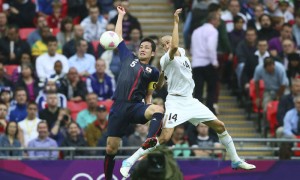 LONDRES (REINO UNIDO).- El japonés Maya Yoshida (i) lucha por el balón con Jorge Enriquez (d) de México durante la semifinal de los Juegos Olímpicos Londres 2012 jugada este martes 7 de agosto de 2012 en Londres, Reino Unido.