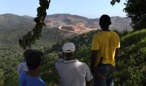 Pueblo Viejo, que es un 60 % propiedad de Barrick mientras que Goldcorp posee el 40 % restante, está situada a unos 100 kilómetros al noroeste de Santo Domingo. Se estima que contiene unos 25,3 millones de onzas de oro.