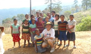 Los niños de la aldea de Volcancito, en la montaña del Merendón en Guatemala, se benefician de los becas, desayunos y apadrinamiento de la CCAMRE.