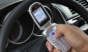 Enviar mensajes de texto y conducir está prohibido en Canadá, pero los conductores siguen cayendo en la infracción.