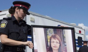 Una agente sujeta una foto de la Liu Hua Guang