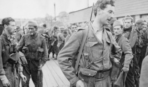 El teniente-coronel Lord Lovat, tras regresar del desembarco de Dieppe el 19 de agosto de 1944.