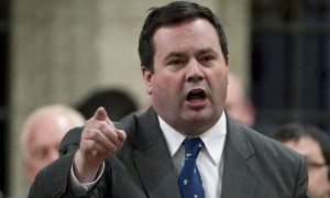 El ministro de Inmigración, Jason Kenney, denunció a un abogado por dudar sobre su participación en el caso del millonario ex presidiario que se le dio residencia en Canadá, ahora 80 abogados se enfrentan al ministro en solidaridad con su colega y hacen la misma denuncia.