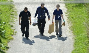 La policía científica regresa del parque después de tomar más pruebas