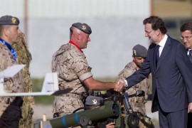 FIGUEIRIDO (PONTEVEDRA).- El jefe del Ejecutivo, Mariano Rajoy (d), durante la visita que ha realizado a la sede de la base militar de la Brigada Aerotransportable del Ejército de Tierra (Brilat), en Figueirido (Pontevedra).