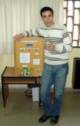 BUENOS AIRES (ARGENTINA).- Fotografía cedida sin fechar que muestra al estudiante universitario de ingeniería electrónica Marcelo Coppani junto a su invención, la primera máquina para hacer infusión de yerba mate, una bebida muy popular en el Cono Sur de América. Tomar un mate es toda una ceremonia que requiere, si se hace fuera de casa, llevar un equipo con el recipiente para beber, la yerba, azúcar, una bombilla de metal que se utiliza para tomar la infusión, una pequeña cuchara y un termo con agua caliente. La máquina cebadora de mate es invención de Coppari, de 22 años, quien cursa el quinto año de la carrera de ingeniería en electrónica de la Universidad Tecnológica Nacional (UTN) de Villa María, en la central provincia argentina de Córdoba.