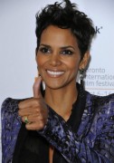 TORONTO - La actriz estadounidense y miembro del reparto de la película "Cloud Atlas" Halle Berry participó en una conferencia de prensa, durante la edición 37 del Festival Internacional de Cine de Toronto, en Toronto.