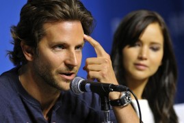 TORONTO.- El actor estadounidense Bradley Cooper (i) y la actriz Jennifer Lawrence (d) durante una rueda de prensa de la película "Silver Linings Playbook" en el Festival de Cine de Toronto.