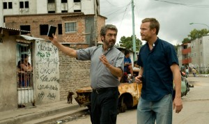 Ricardo Darín y Jérémie Rénier se ponen en la piel de dos curas estacionados en una peligrosa villa bonaerense.