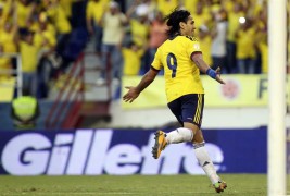 BARRANQUILLA (COLOMBIA).- El jugador de Colombia, Radamel Falcao García, después de anotar el 2-0 contra Paraguay este viernes 12 de octubre de 2012, durante un juego de la fase clasificatoria para la Copa Mundo Brasil 2014 en el estadio Metropolitano de Barranquilla