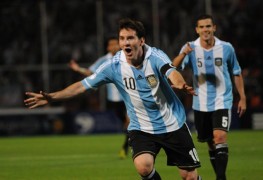 MENDOZA (ARGENTINA).- Lionel Messi de Argentina celebra su gol ante Uruguay este viernes 12 de octubre de 2012, durante un partido de las eliminatorias sudamericanas para Brasil 2014 en el estadio Malvinas Argentinas de Mendoza