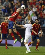 MADRID.- El delantero de la selección española Fernando Torres (i) cabecea un balón ante Yohan Cabaye (d), de Francia, durante el partido de la fase de clasificación para el Mundial de Brasil 2014 que disputaron en el estadio Vicente Calderón, en Madrid.