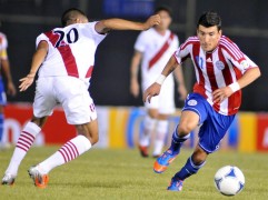 ASUNCIÓN (PARAGUAY).- El futbolista paraguayo Edgar Benítez (d) es marcado por el peruano Luis Alberto Ramírez (i) este martes 16 de octubre de 2012, durante un partido clasificatorio al mundial de fútbol Brasil 2014, en el estadio Defensores del Chaco de Asunción.