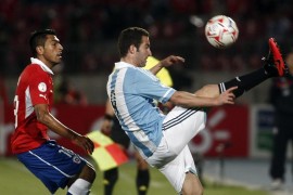 SANTIAGO DE CHILE (CHILE).- El atacante de Argentina Gonzalo Higuaín (d), disputa un balón el jugador de Chile, Gonzalo Jara (d), este martes 16 de octubre de 2012, durante un juego de las eliminatorias Sudamericanas para el Mundial 2014 en Brasil celebrado en el Estadio Nacional en Santiago de Chile.