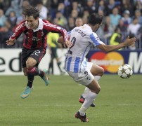 MÁLAGA.- El defensa del Málaga C.F. Jesús Gámez (d) lucha el balón con el español Bojan Krkic, del A.C.Milán, durante el partido, correspondiente a la tercera jornada de la fase de grupos de la Liga de Campeones, que ambos equipos disputaron este miércoles en el estadio de la Rosaleda, en Málaga.