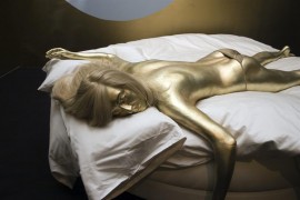 TORONTO.- Recreación del cuerpo de Jill Masterson, interpretado en la película "Goldfinger" (1964) por la actriz Shirley Eaton, y que forma parte de la exposición "Diseñando 007: 50 años del estilo Bond" que se abrió este viernes 26 de octubre de 2012, en el TIFF Bell Lightbox de Toronto.