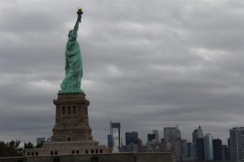 NUEVA YORK (NY, EE.UU.).- Vista general de la Estatua de la Libertad este domingo 28 de octubre, en Nueva York (NY, EE.UU.). En el monumento, que cumple su aniversario 126, fue reabierta al público la corona tras un año cerrada por obras de restauración.