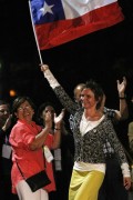 SANTIAGO DE CHILE (CHILE).- Carolina Tohá (d), exportavoz de la presidenta Michelle Bachelet, del socialdemócrata Partido por la Democracia (PPD), ondea una bandera del país sus tras la obtención de la alcaldía de Santiago centro en las elecciones municipales este domingo 28 de octubre de 2012, en Santiago (Chile). Los nuevo cómputos oficiales de las elecciones municipales celebradas en Chile este domingo confirmaron que la abstención fue la gran vencedora de los comicios, mientras la oposición de centroizquierda ganó varios municipios claves al oficialismo derechista.