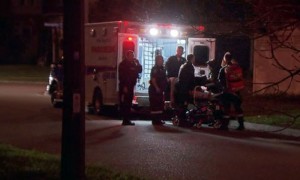 Paramédicos trasladaron al hombre que enfrentó a la policía por 14 horas en Mississauga, ON. Foto Cortesía CBC.
