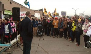 Unas 300 personas manifestaron frente a la oficina del distrito electoral de Saskatoon para protestar contra la MP Kelly Block.